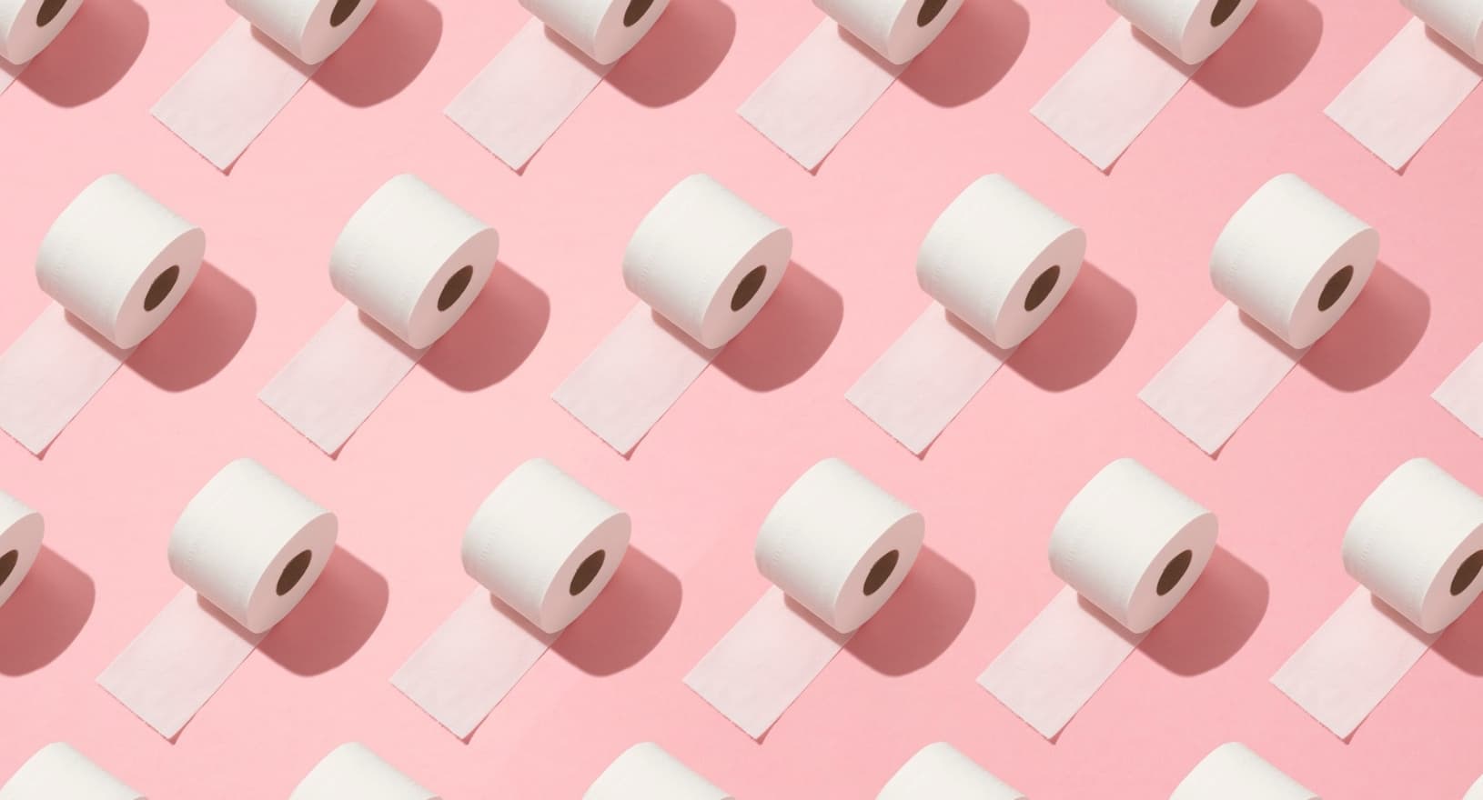 Ruller med toalettpapir og dopapir på rosa bakgrunn for dugnad russ